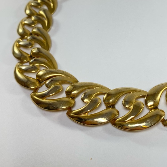 1980's Chunky Gold Tone Link Choker and Matching Post Earrings - Picture 5 of 13